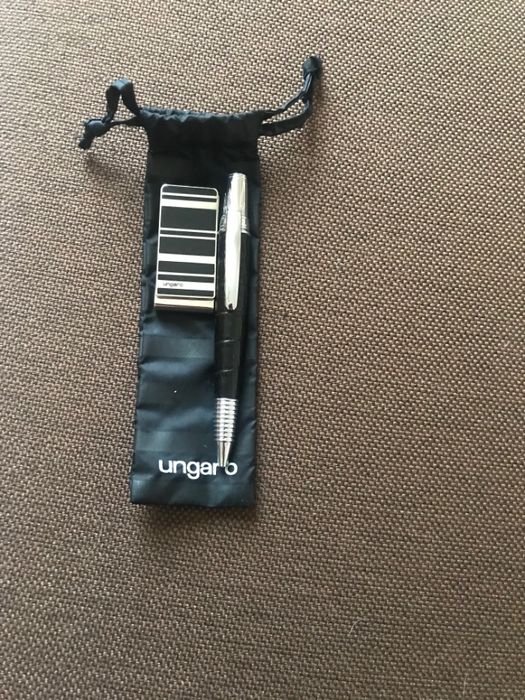 Продавам марка "UNGARO"-оригинален подаръчен комплект химикал  и щипка
