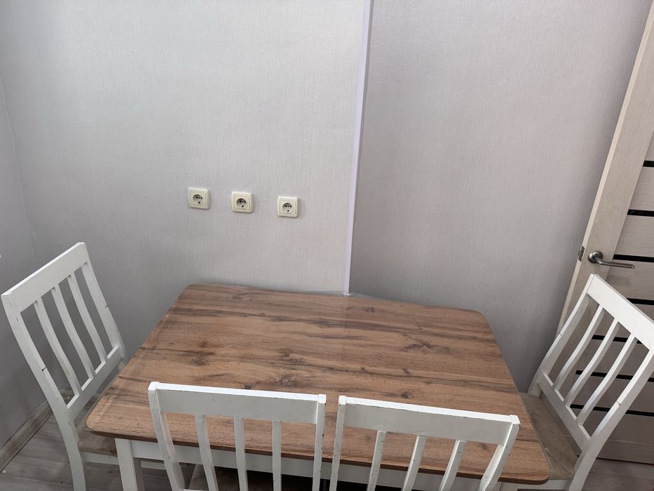 Стол со стульями