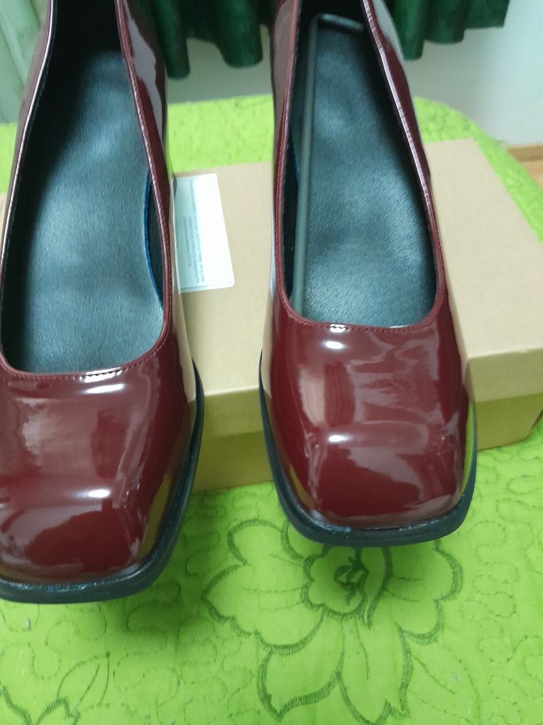Pantofi din lac grena 45 noi