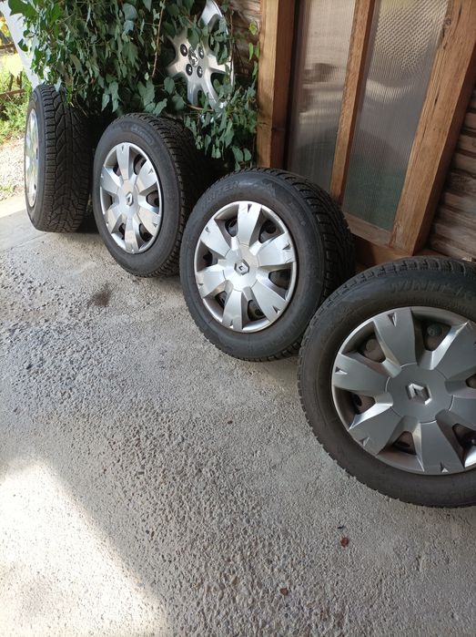 Vând anvelop de iarnă cu jante din oțel