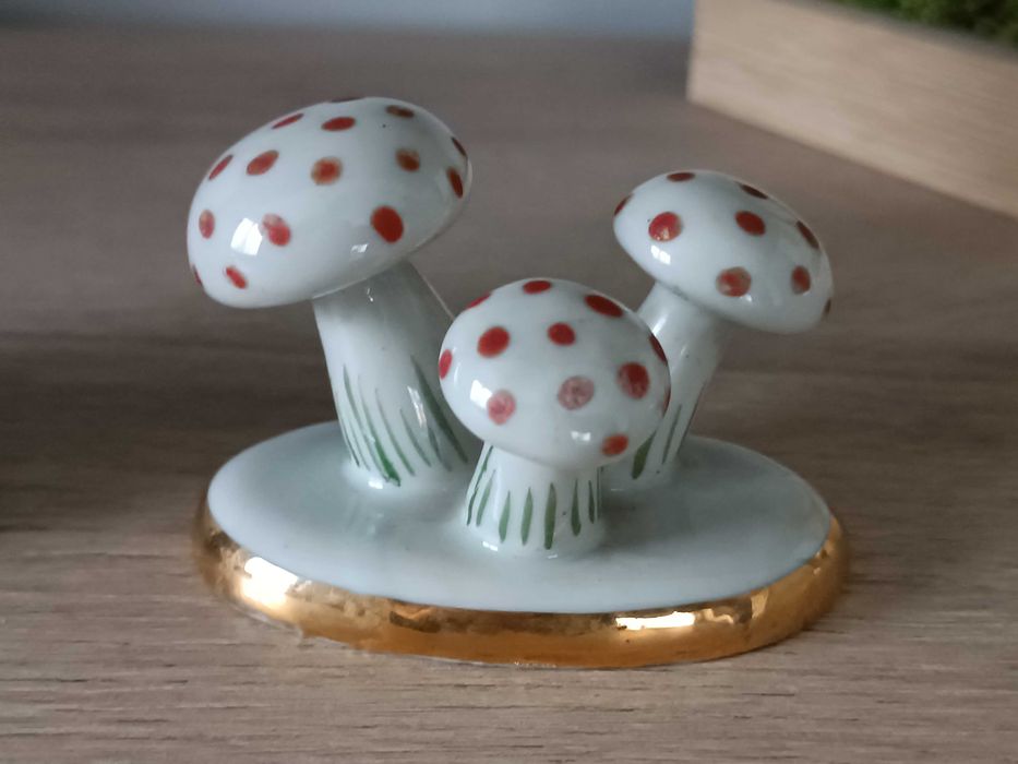 Българска, порцеланова фигурка