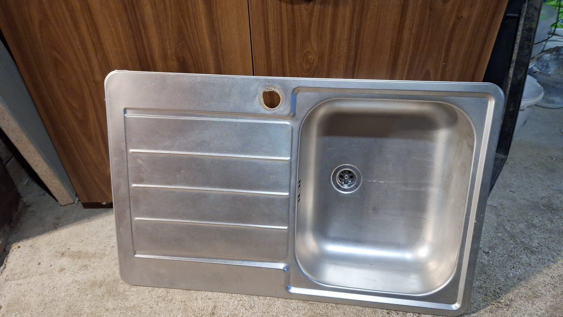 Vând chiuveta inox