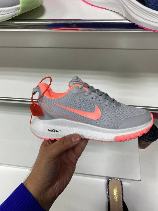 Женские новые кроссовки разные