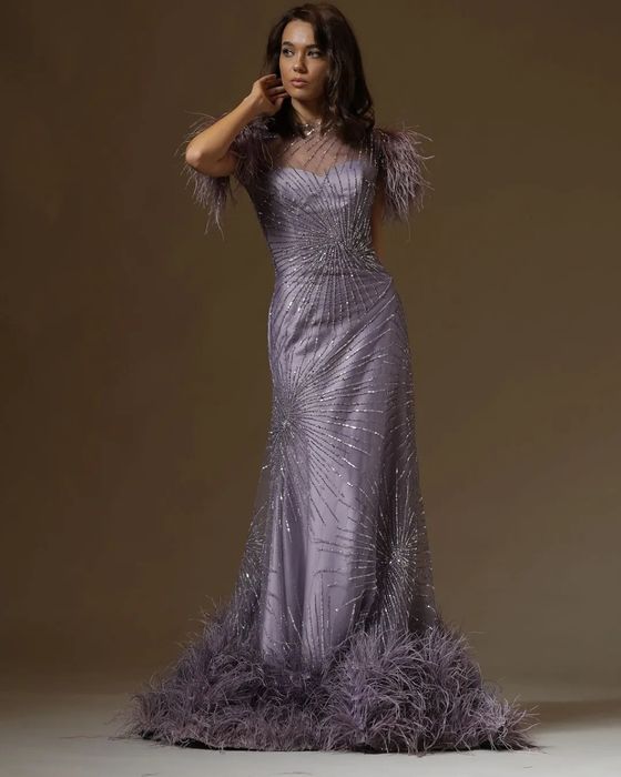 Rochie de eveniment din dantela prețioasă si pene struț