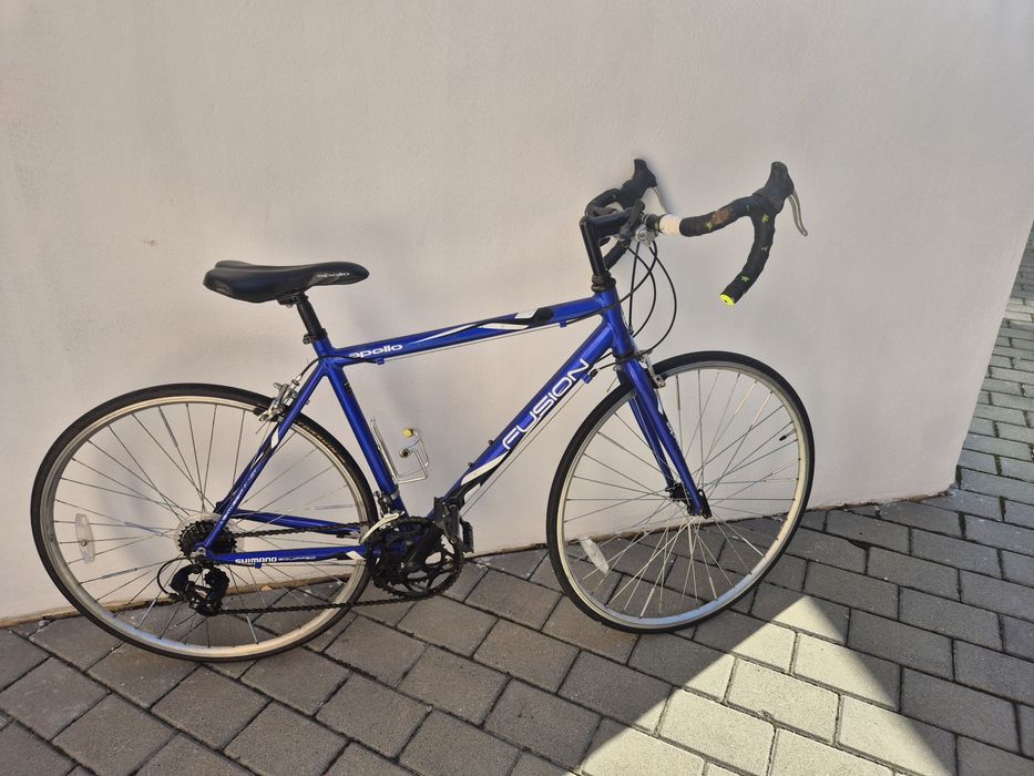 Vând două biciclete și un roller