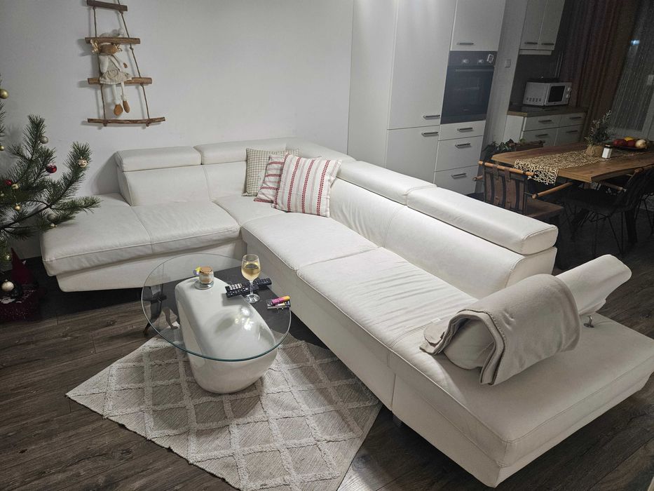 Диван от бяла еко кожа
