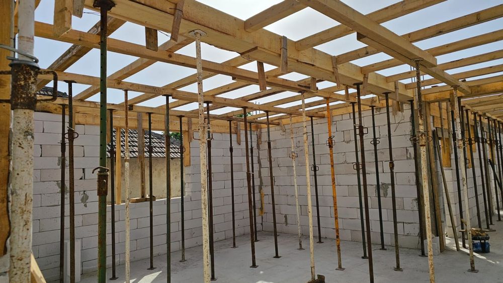 Meseriaș execut lucrari