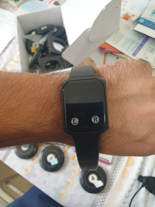 Уакирув тугмаси 2та соат сенсирли ва тугма 15 та100 доллор