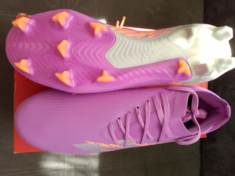 Vând ghete de fotbal new balance noi,mărimea 42