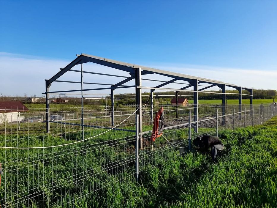 Vând de pe stoc hală metalică învelită cu tabla.