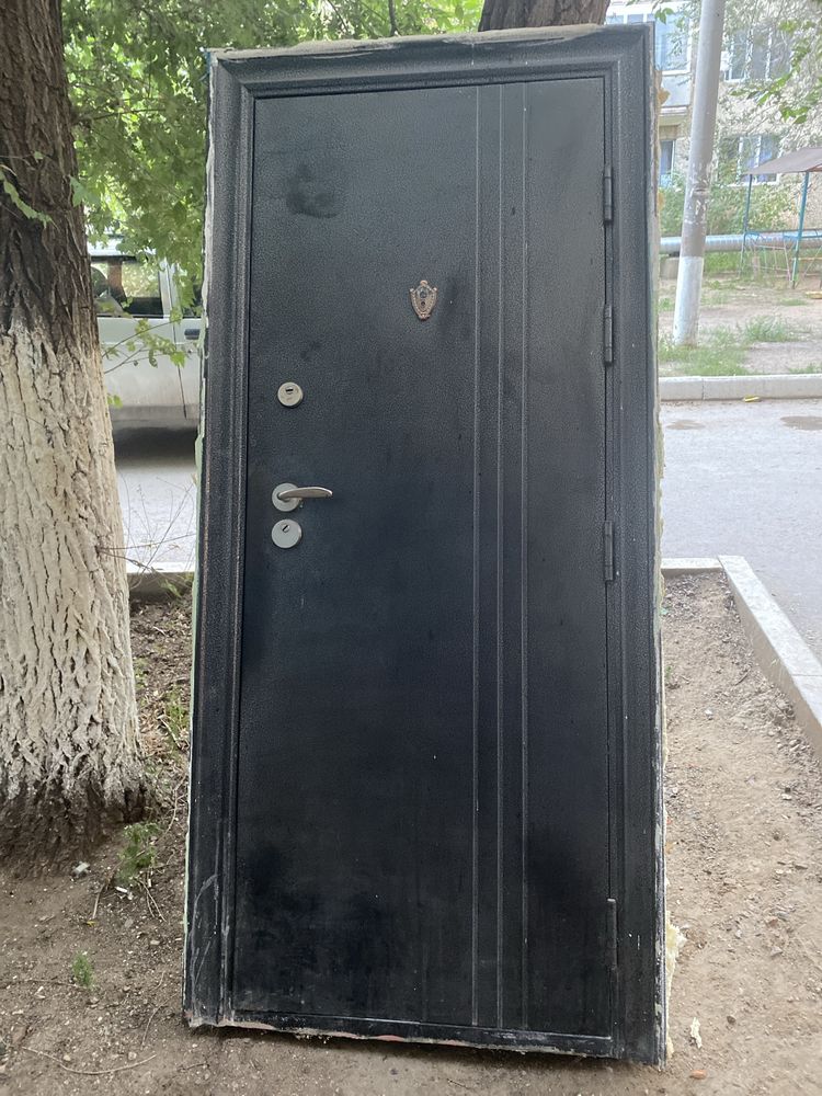 Продам входную дверь