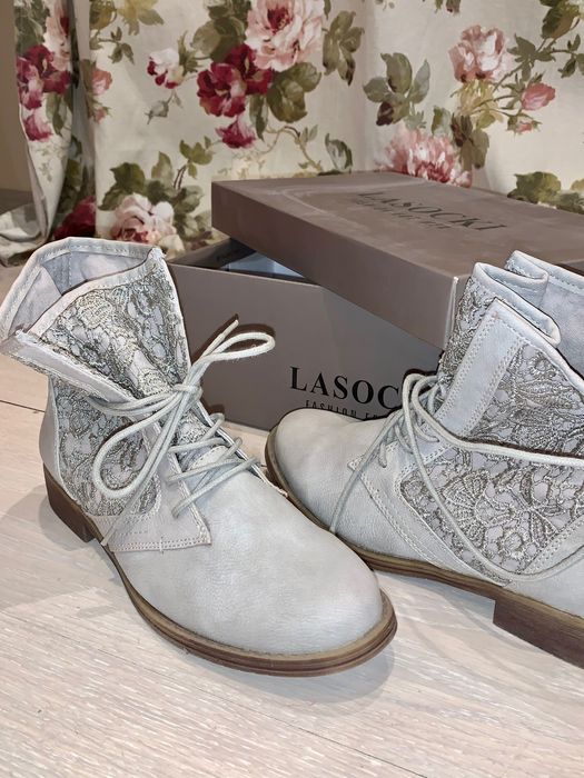 Дамски сиви боти с дантелен акцент / Сиви ботуши