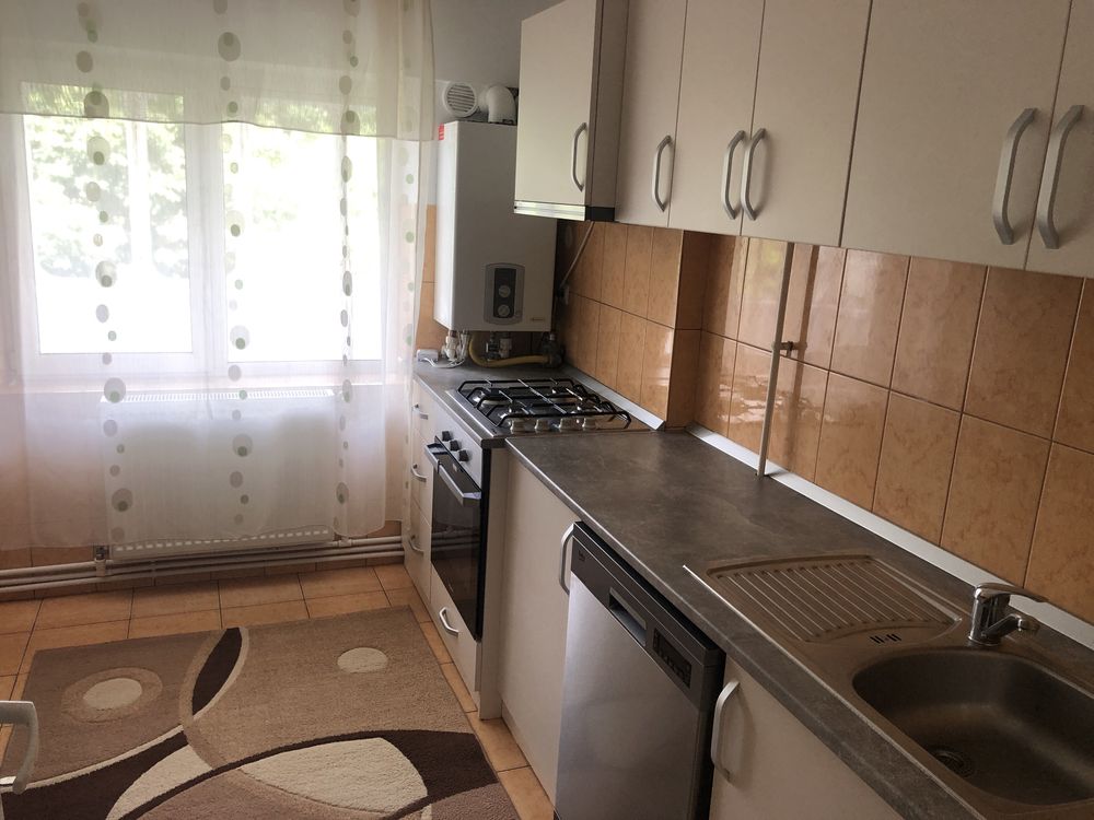 Închiriez apartament cu 2 camere