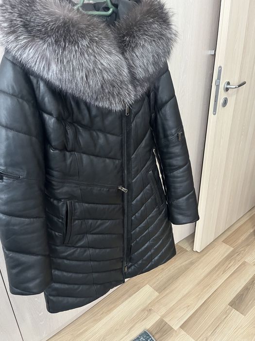 Vand geaca de  piele cu guler de vulpe noua