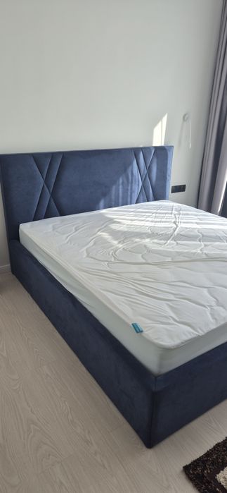 Продам кровать двуспальную с подъемным механизмом., без матраца