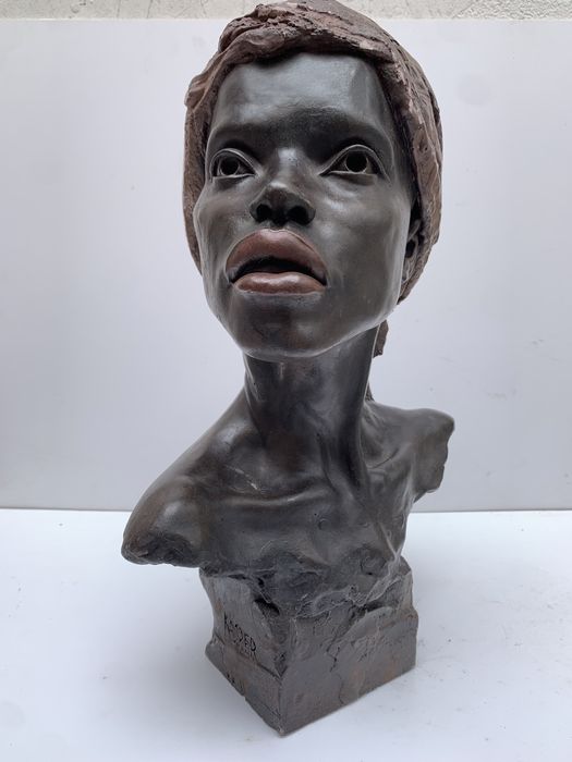 Скулптура бюст на африканска жена