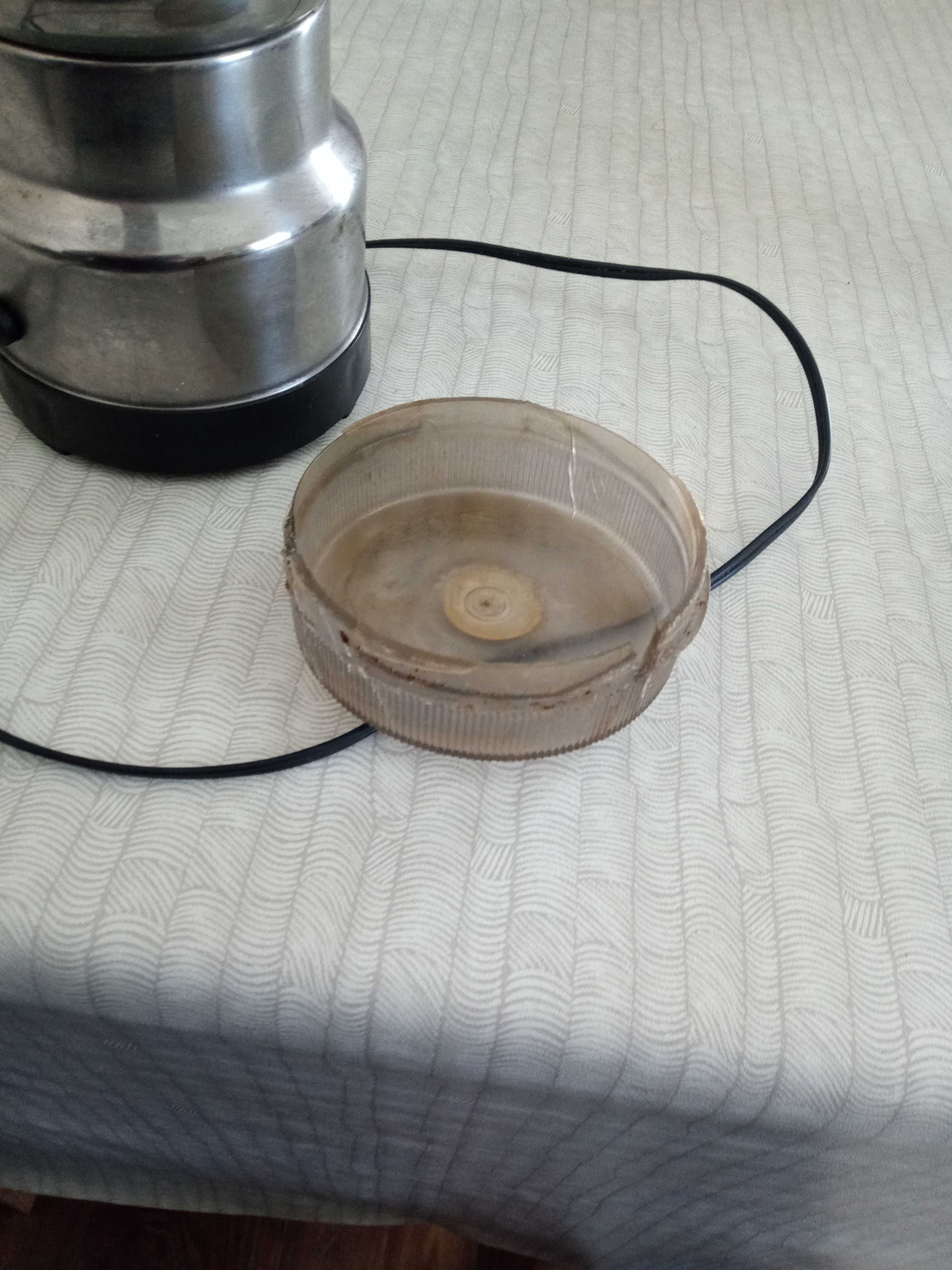 Mașină de măcinat zahar cafea in stare foarte bună capacul e crapat
