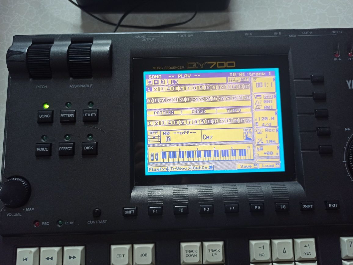 Yamaha QY700 groovebox/sequencer