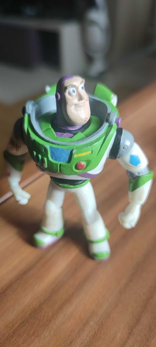 Бъз светлинна година