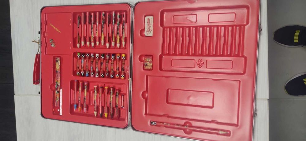 Пъзели и куфар за рисуване