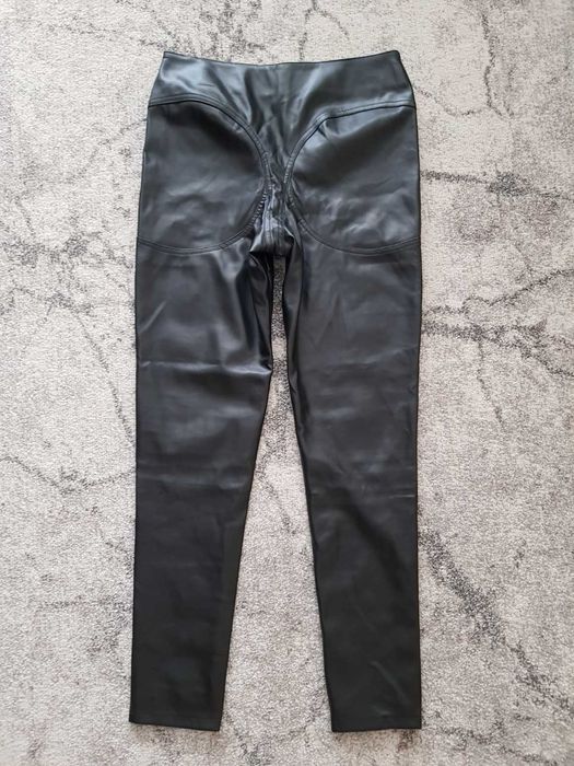 Pantaloni modelatori din piele