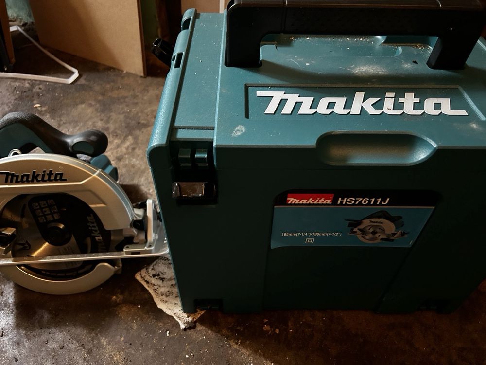 Чисто нов циркуляр Makita HS7611