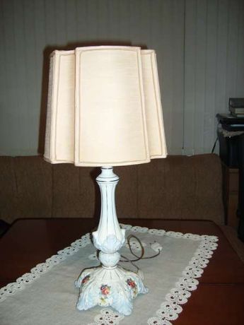 Продавам старинна порцеланова кабинетна лампа.,