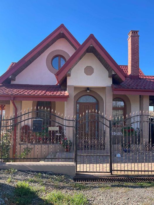 vand vila zona bucium plopii fara sot