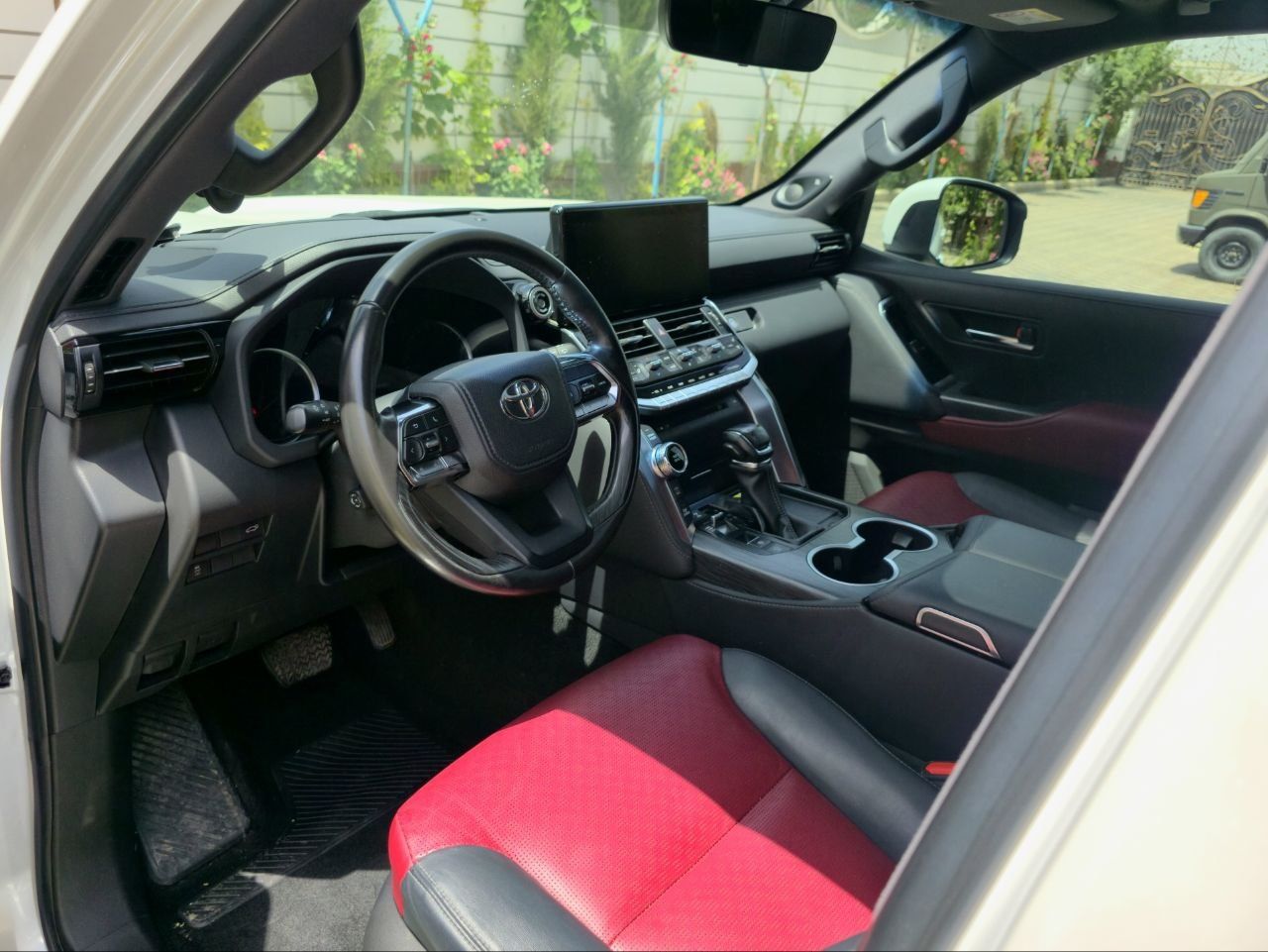 Toyota Land Cruiser 300