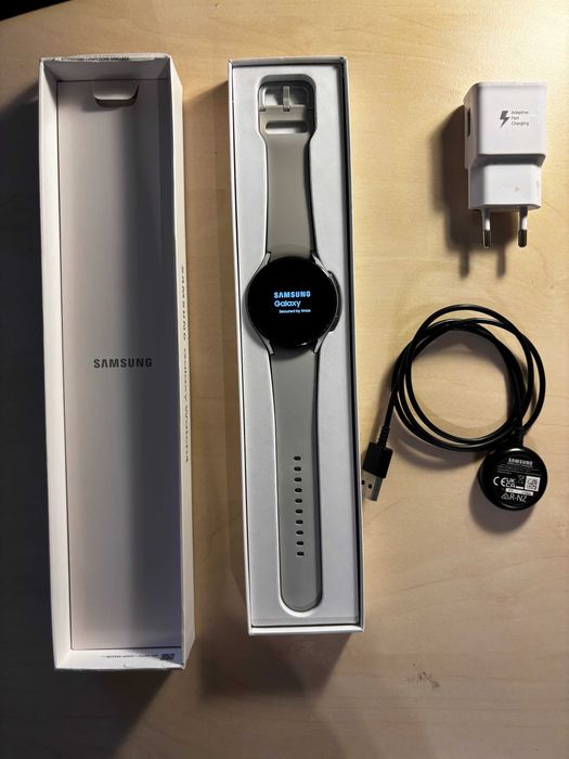 Samsung Galaxy Watch4 44 mm LTE –funcționează perfect, mici zgârieturi