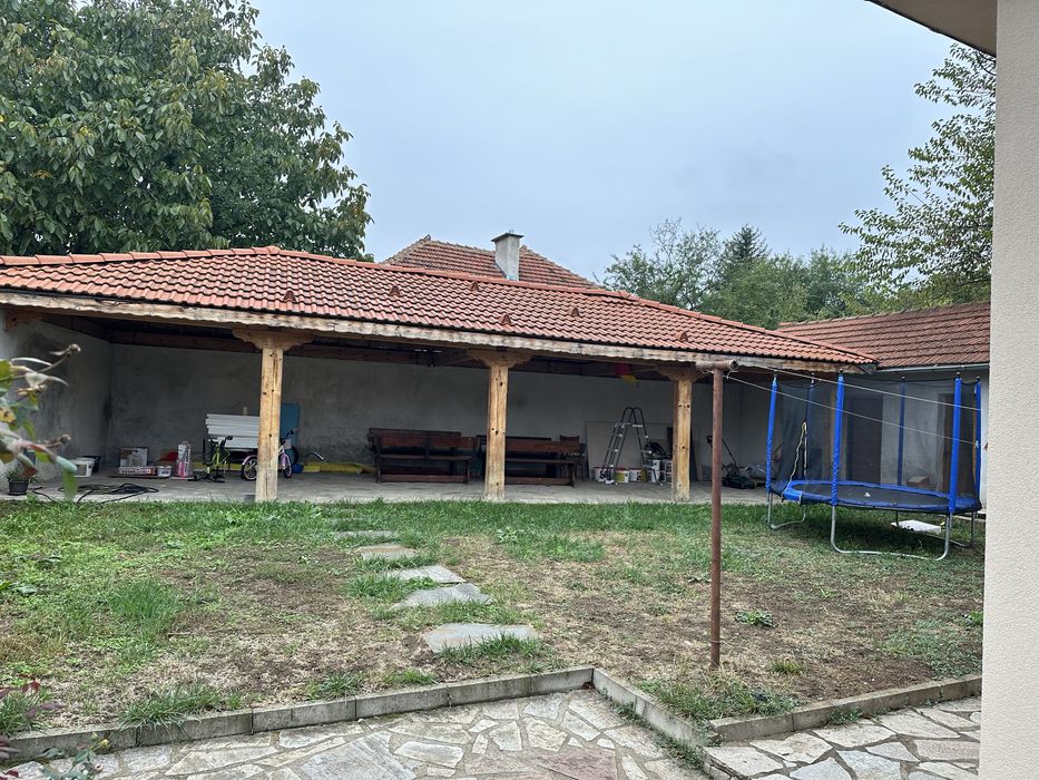 Къща в грат луковит