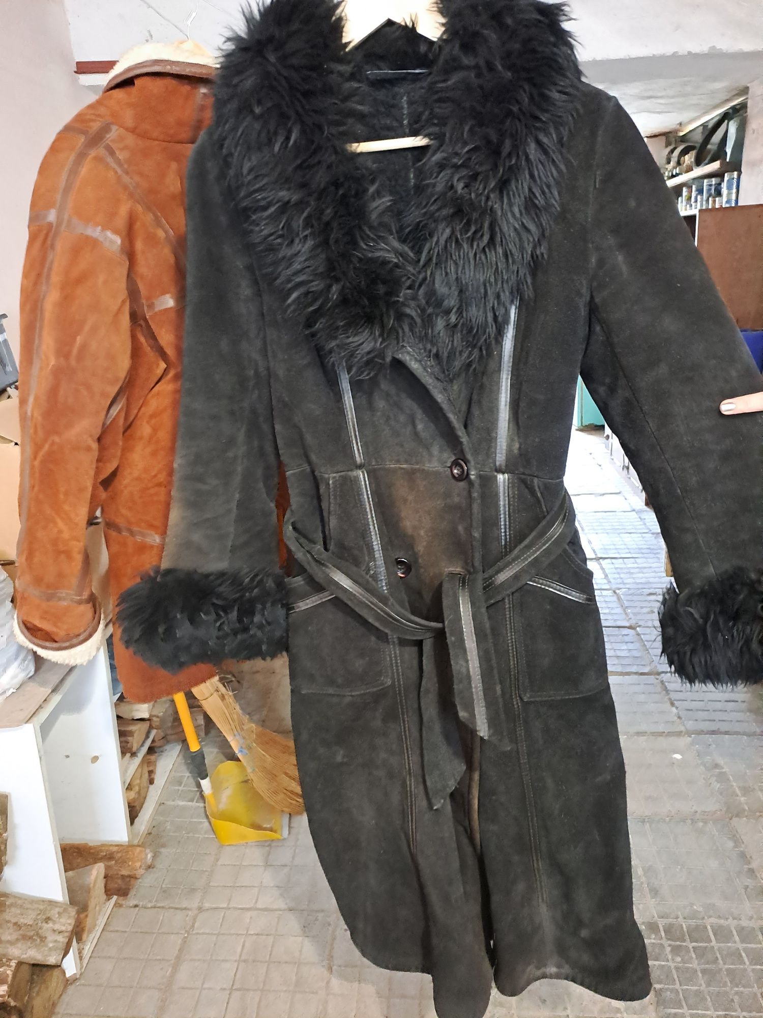 Продавам женско кожено палто