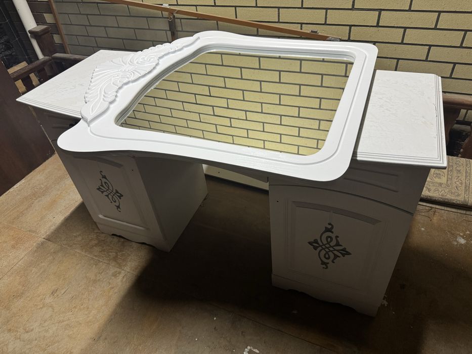 Комод со зеркалом