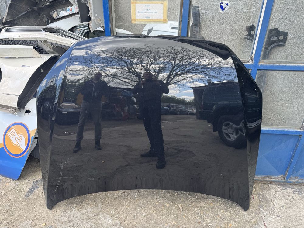 Продавам преден капак за vw passat B7