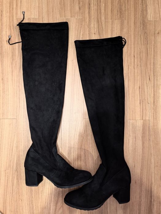 Продавам елегантни черни велурени ботуши на ток.