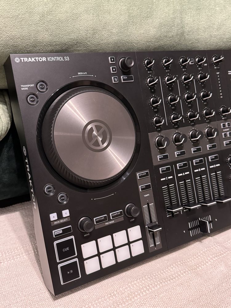 Consola DJ Traktor Kontrol S3