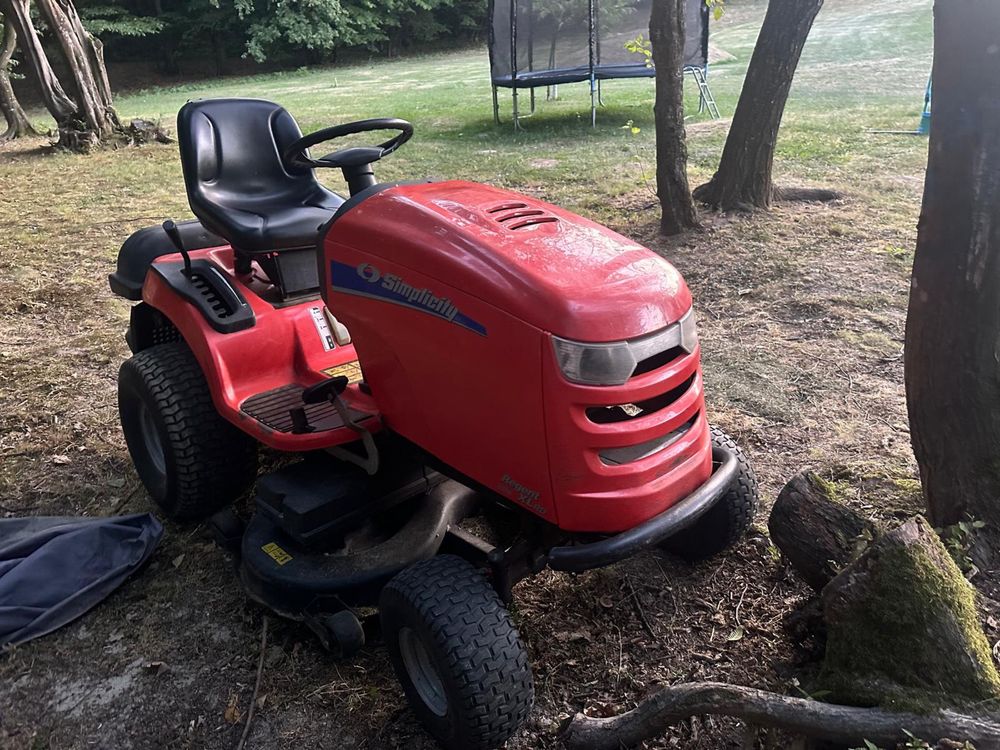Tractoras tuns iarba