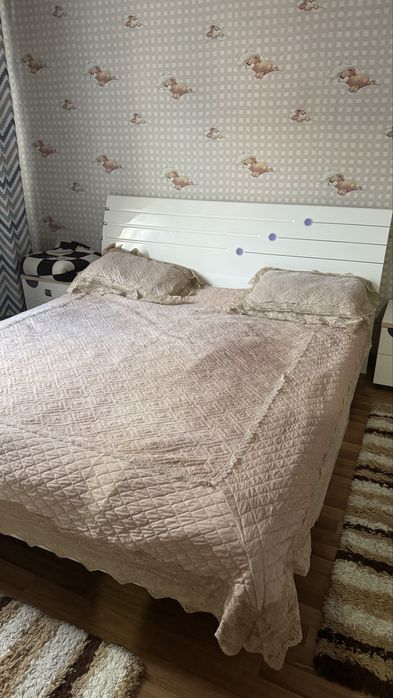 продам двухспальную кровать с матрасом и тумбами