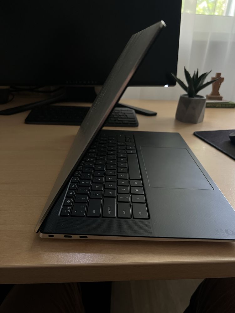 Laptop Dell XPS 15 9500 / i7 10th / 32GB RAM / GTX 1650ti / 1TB SSD