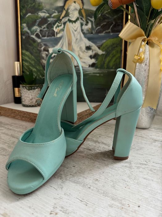 Тюркоазени отворени токчета