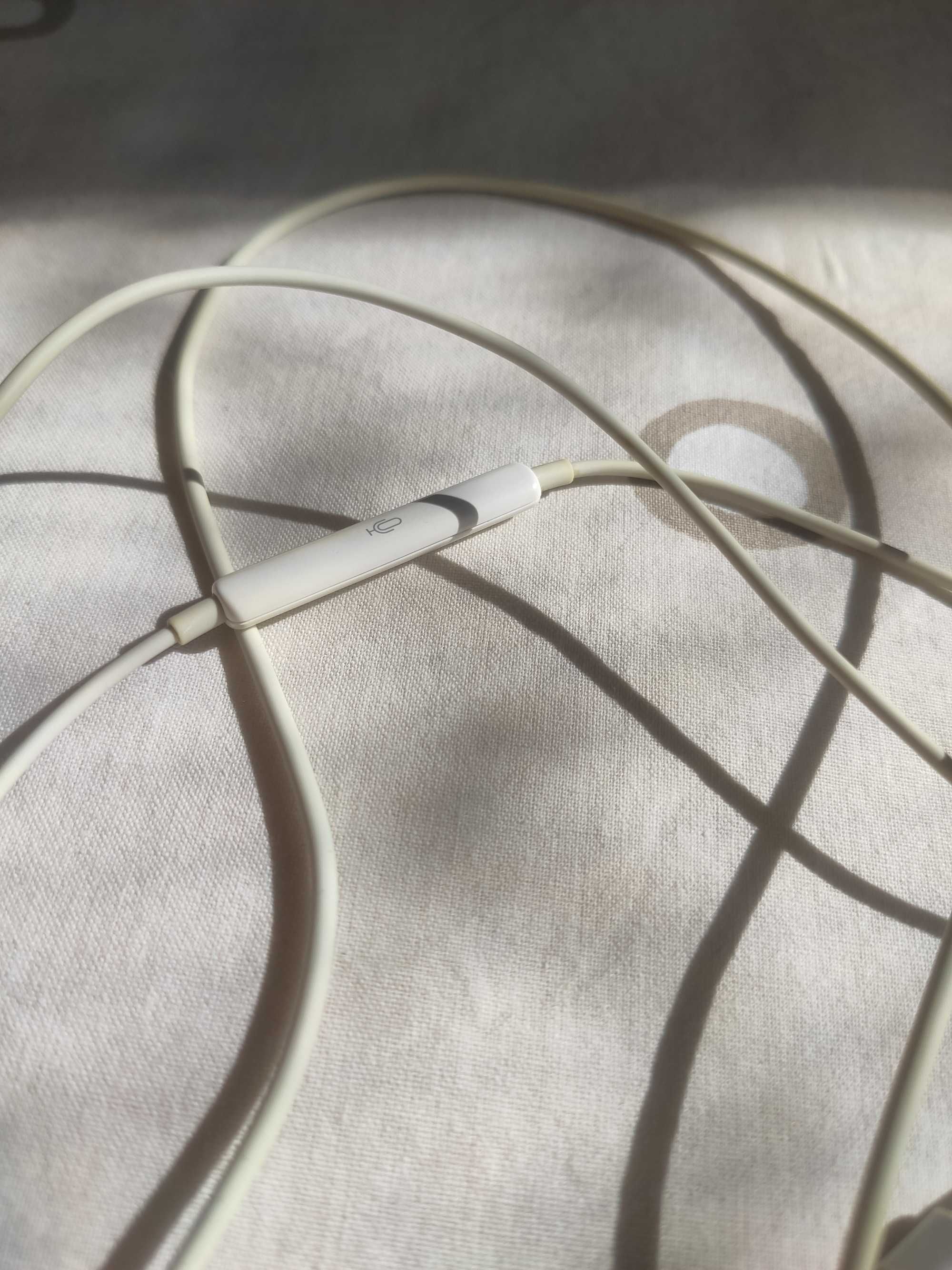 Apple Earpods with Lightning Connector