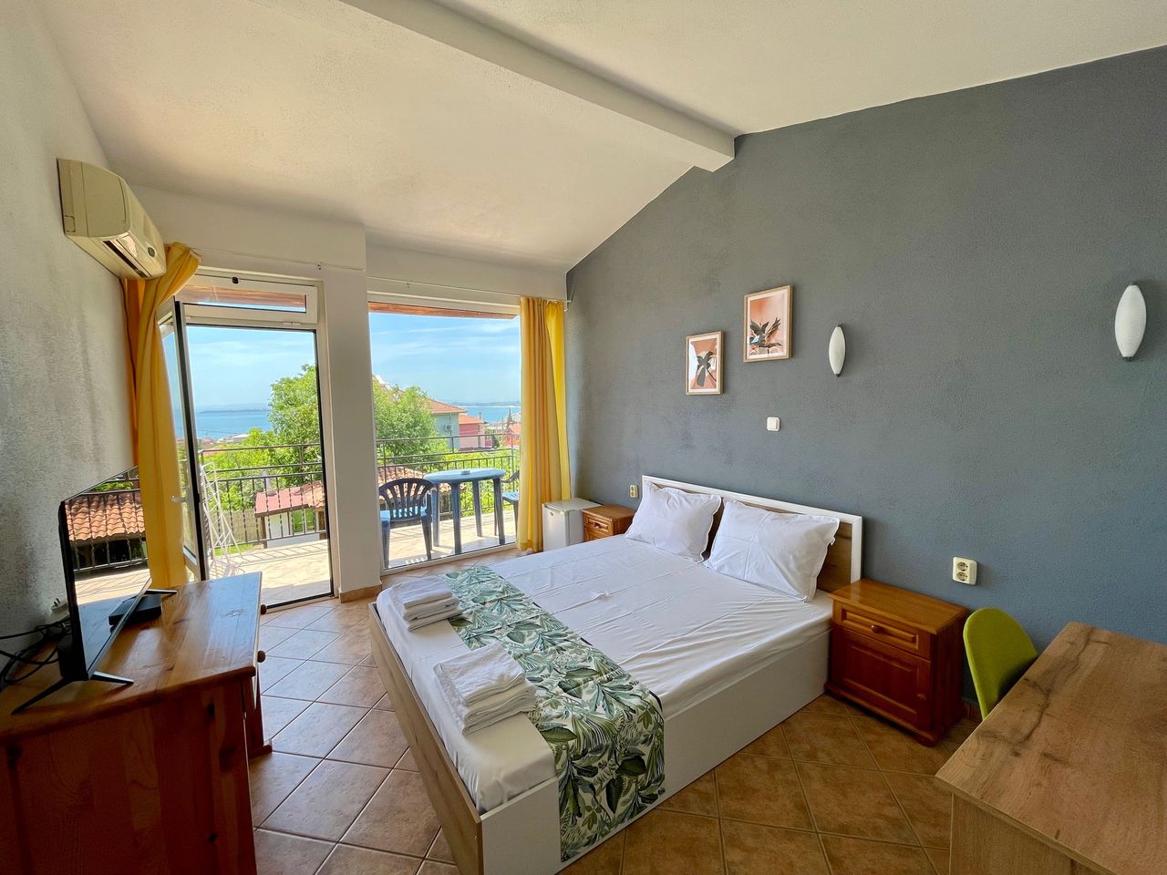 Продава се Хотел в Свети Влас - 452 кв.м за 852 €/кв.м - Снимка #2