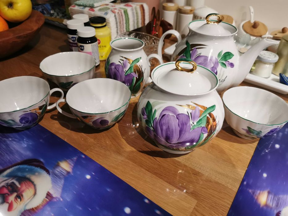 Продавам уникален порцеланов комплект за чай със златни мотиви