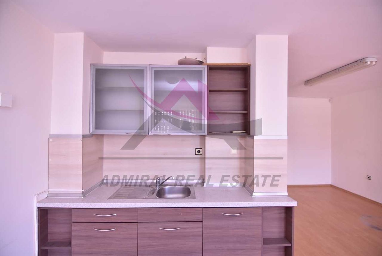 Дава се под наем Магазин в Варна, Базар Левски - 103 кв.м за 650 € - Снимка #1