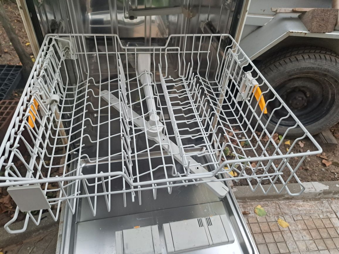 Съдомиялна машина "MIELE"