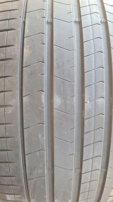 4 anvelope vara Pirelli,fata 275/35/22,spate 315/30/22,dot 2022