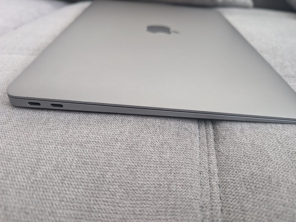 Лаптоп Macbook AIR 13 M1 2020 8GB 256GB SSD с добра батерия