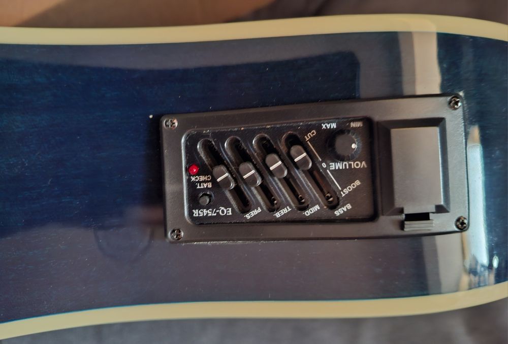 Електро акустична китара