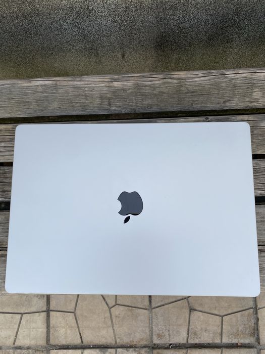 Продавам Macbook Pro A2485