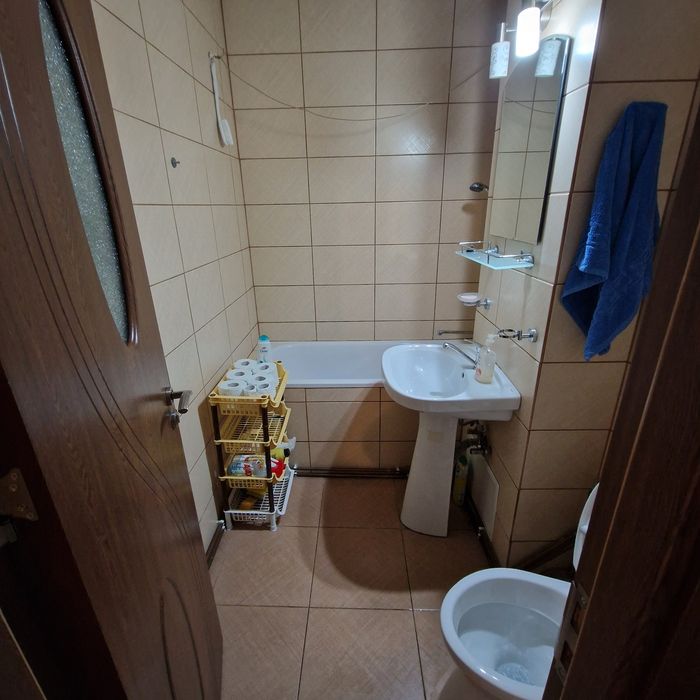 Inchiriez apartament 3 camere decomandate cu centrala proprie